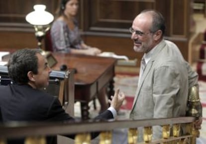 Zapatero charla con Ridao en el Congreso.