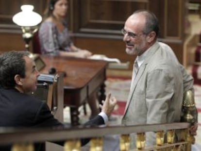Zapatero charla con Ridao en el Congreso.