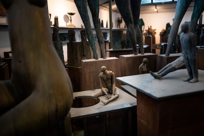 La colección de esculturas de Mario Irarrázabal en su taller en Chile, el 11 de junio de 2025.