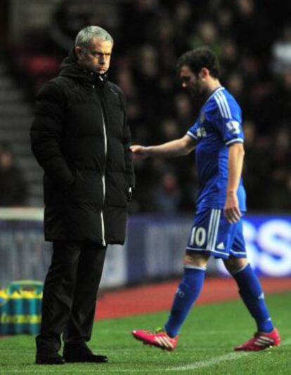 Mata, sustituido ante el Southampton, pasa ante Mourinho.