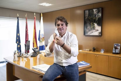 El alcalde de Fuenlabrada, Javier Ayala, retratato en su despacho, este septiembre