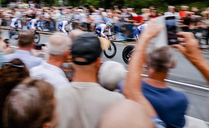 El equipo Israel-Premier Tech, en acción durante la primera etapa de la 77ª Vuelta, una contrarreloj por equipos de 23,3 km en Utrecht (Países Bajos), este viernes.