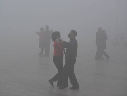 Bailarines en una plaza china en un d&iacute;a de contaminaci&oacute;n. 