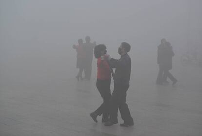 Bailarines en una plaza china en un d&iacute;a de contaminaci&oacute;n. 