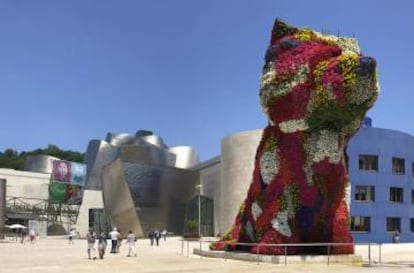 'Puppy', la obra de arte de Jeff Koons, en el Museo Guggenheim de Bilbao.