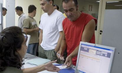 Varias personas se inscriben como parados en el Servicio Andaluz de Empleo.