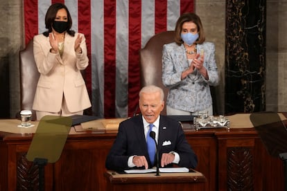 Kamala Harris, izquierda, y Nancy Pelosi aplauden a Joe Biden durante su discurso en el Congreso.