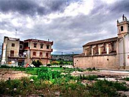 El pueblo viejo de Gavarda, con la iglesia y una casa en obras de reparación.