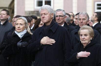 Los Clinton y Madeleine Albright se llevan la mano al pecho en señal de respeto durante el funeral por expresidente checo Vaclav Havel.