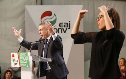 El lehendakari Iñigo Urkullu (i) durante el acto de cierre de campaña en Bilbao donde participó el presidente del partido, Andoni Ortuzar, y los cabezas de lista al Congreso por los tres territorios vascos.