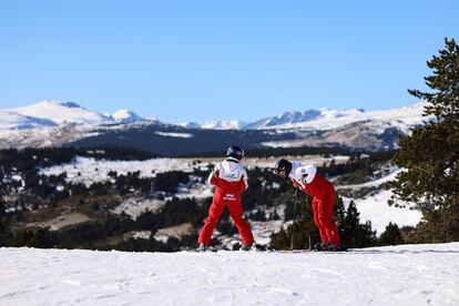 Dos esquiadores en la estación francesa de Font-Romeu/Bolquere Pyrenees, en enero.