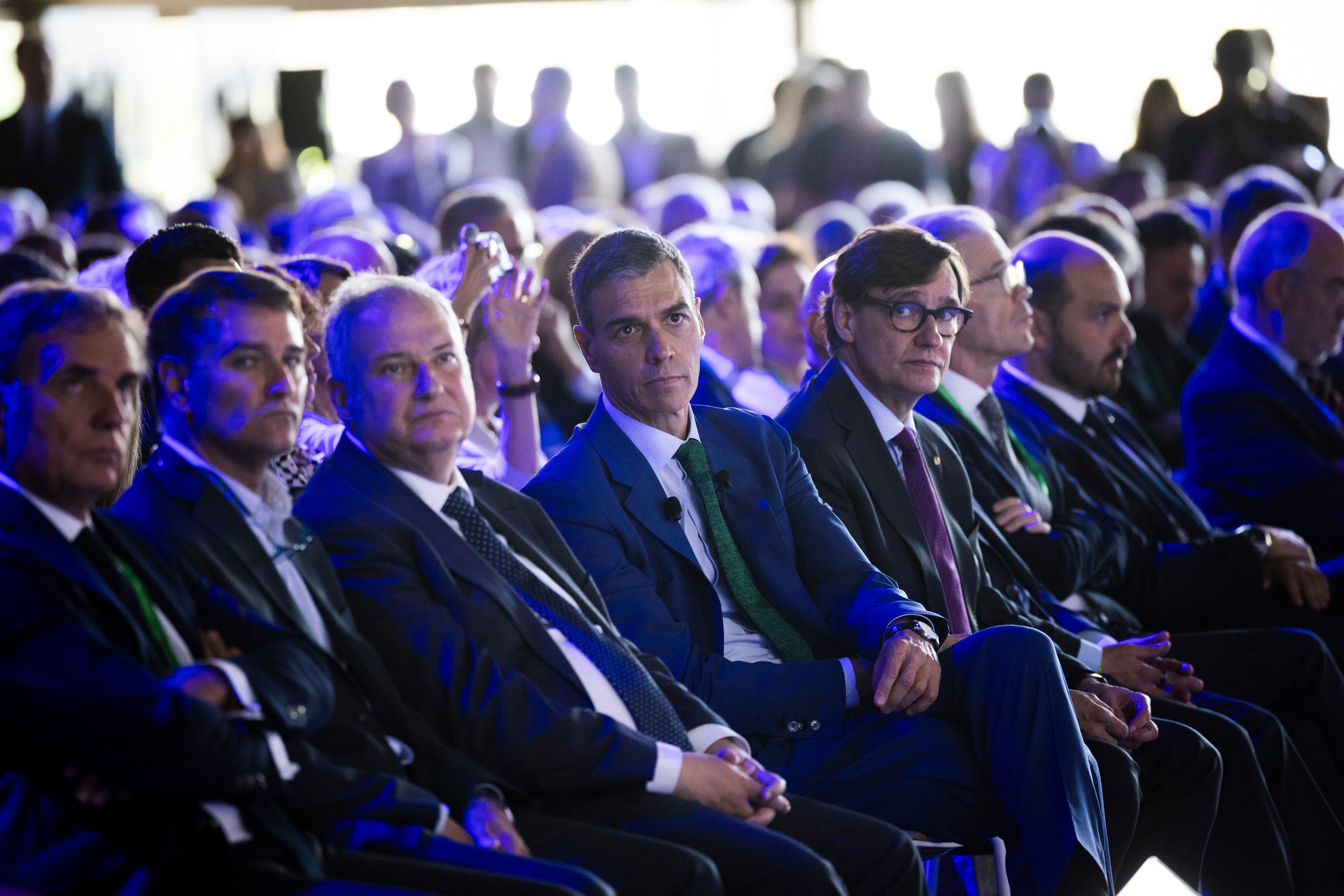 Pedro Sánchez junto al ministro Jordi Herey y el president Salvador Illa, en un momento de la clausura.