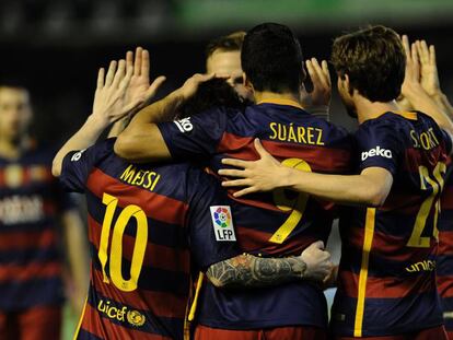 Los jugadores del Barcelona celebran la victoria ante el Betis.