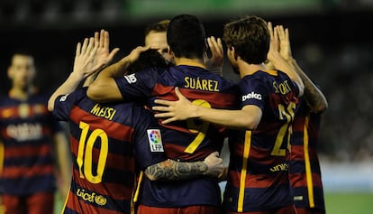 Los jugadores del Barcelona celebran la victoria ante el Betis.