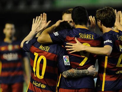 Los jugadores del Barcelona celebran la victoria ante el Betis.