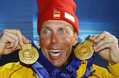 Johann Muehlegg, con sus dos medallas logradas en Salt Lake City.