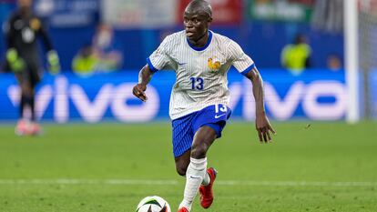 Kanté conduce el balón en el partido ante Países Bajos.