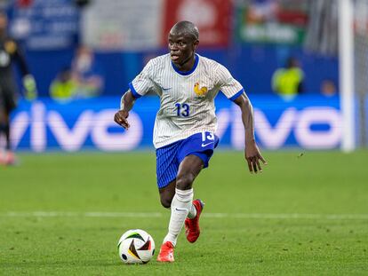 Kanté conduce el balón en el partido ante Países Bajos.