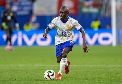 Kanté conduce el balón en el partido ante Países Bajos.