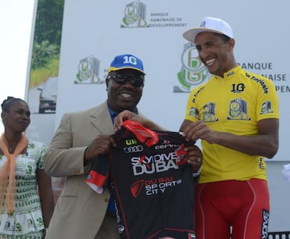 Rafaâ Chtioui with President of Gabon, Ali Bongo Ondimba, after winning the Tropicale Amissa Bongo in February.