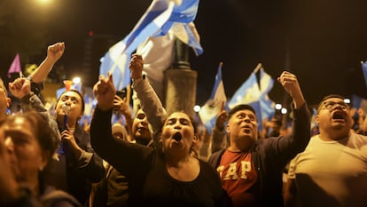 Simpatizantes de Bernardo Arévalo, en Guatemala