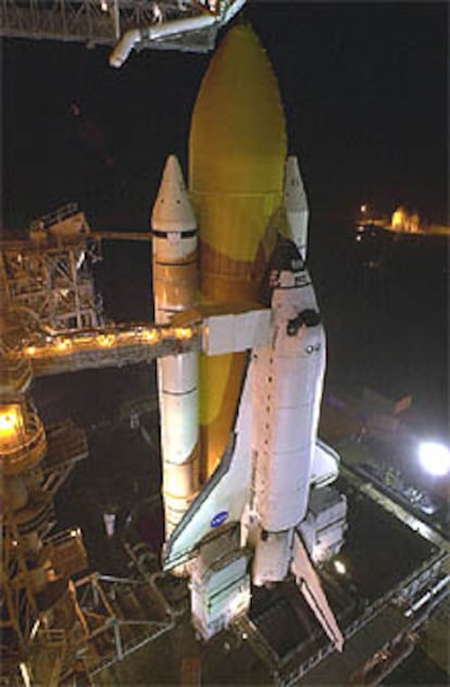 El Endeavour, en la lanzadera espacial tras suspenderse su lanzamiento.