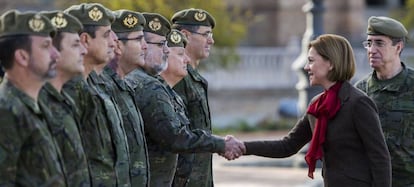 La ministra de Defensa, María Dolores de Cospedal saluda a los militares durante su visita al Cuartel General de la Fuerza Terrestre de Sevilla.