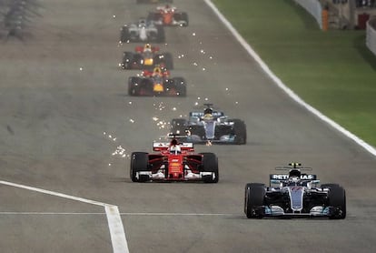 El piloto de Mercedes Valtteri Bottas de Finlandia es seguido por Sebastian Vettel.