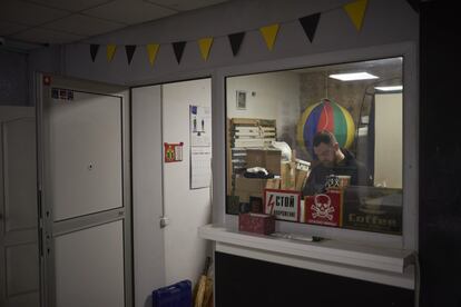 Parte de la actividad de Andrii es buscar donantes que aporten dinero o envíen ropa, comida y juguetes para repartir más tarde entre las familias necesitadas. El almacén también sirve de rincón privado en el que Olga realiza arteterapia con menores que han vivido experiencias traumáticas en el seno de la familia o por las consecuencias de los siete años de guerra.