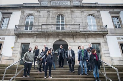 Miembros de colectivos art&iacute;sticos protestan ante el museo Marco. 