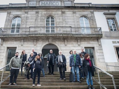 Miembros de colectivos art&iacute;sticos protestan ante el museo Marco. 