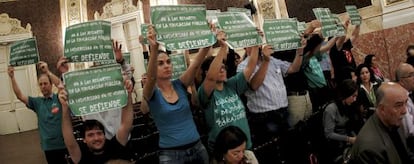 Profesores protestan en la inauguración del curso de la UCM.