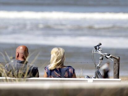 Dois visitantes aproveitam um dia ensolarado na praia de Zandvoort (Países Baixos), no sábado passado.