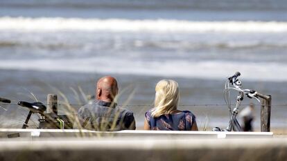 Dois visitantes aproveitam um dia ensolarado na praia de Zandvoort (Países Baixos), no sábado passado.