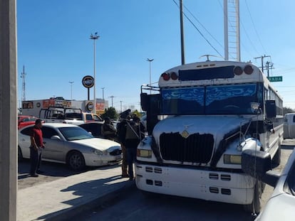 Elementos de policía junto al autobús que transporta a los migrantes secuestrados en el estado mexicano de Tamaulipas, en el municipio de Río Bravo, el 3 de enero de 2024.