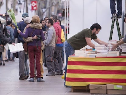 Una parada de llibres el dia de Sant Jordi a la Rambla de Catalunya, a Barcelona