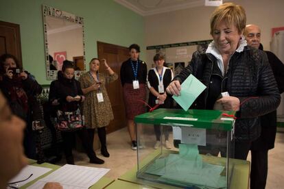 La diputada del Partido Popular Celia Villalobos vota en un colegio electoral en Málaga.