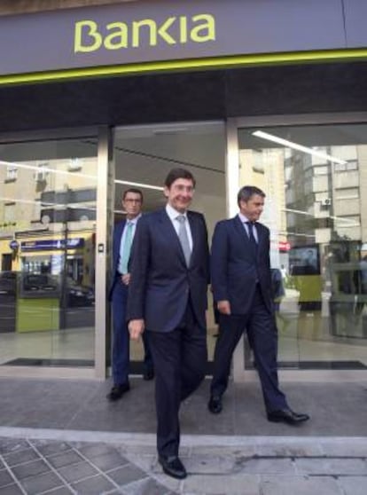 El Presidente de Bankia,José Ignacio Goirigolzarri,tras su visita,sale de la remodelada oficina de la entidad en la calle Pintor Gisbert.
