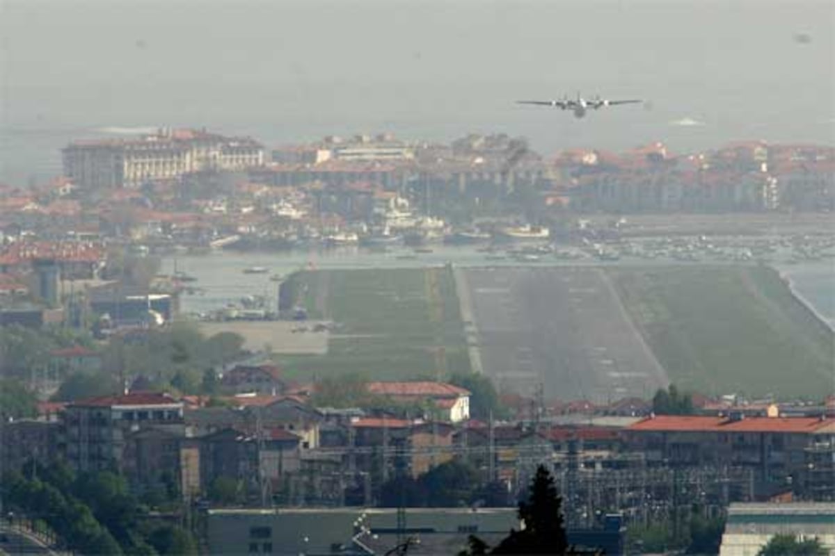 Los aviones que aterrizan en Hondarribia atormentan a Hendaya