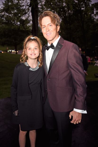 Dannielynn Birkhead, hija de Anna Nicole Smith, con su padre, Larry Birkhead, en la gala previa al Derby de Kentuck de 2017.