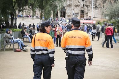 Dos agentes patrullando en la Sagrada Familia