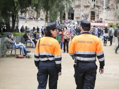 Dos agentes patrullando en la Sagrada Familia