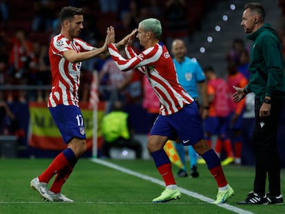 Antoine Griezmann salta al campo durante entre el Atlético de Madrid y el Oporto este miércoles.
