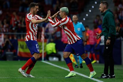 Antoine Griezmann salta al campo durante entre el Atlético de Madrid y el Oporto este miércoles.