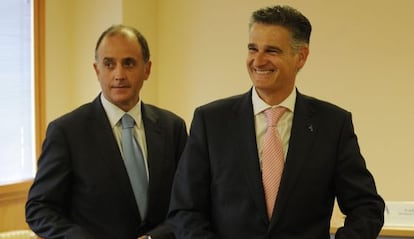 Aitor Otaola (izquierda) y Juan Ugarte, en la sede de la patronal alavesa en Vitoria.