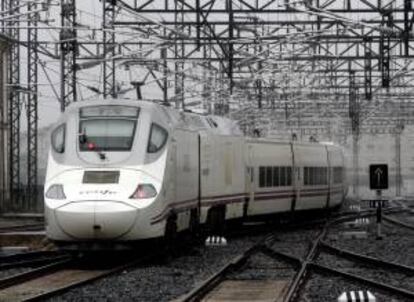 Vista de un tren Alvia a su paso por la estación de Santiago de Compostela con destino a Madrid. EFE/Archivo