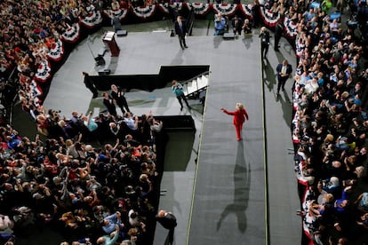 Hillary saluda a los asistentes a su mitin electoral en la Universidad del Estado de Kent, el 31 de octubre de 2016.