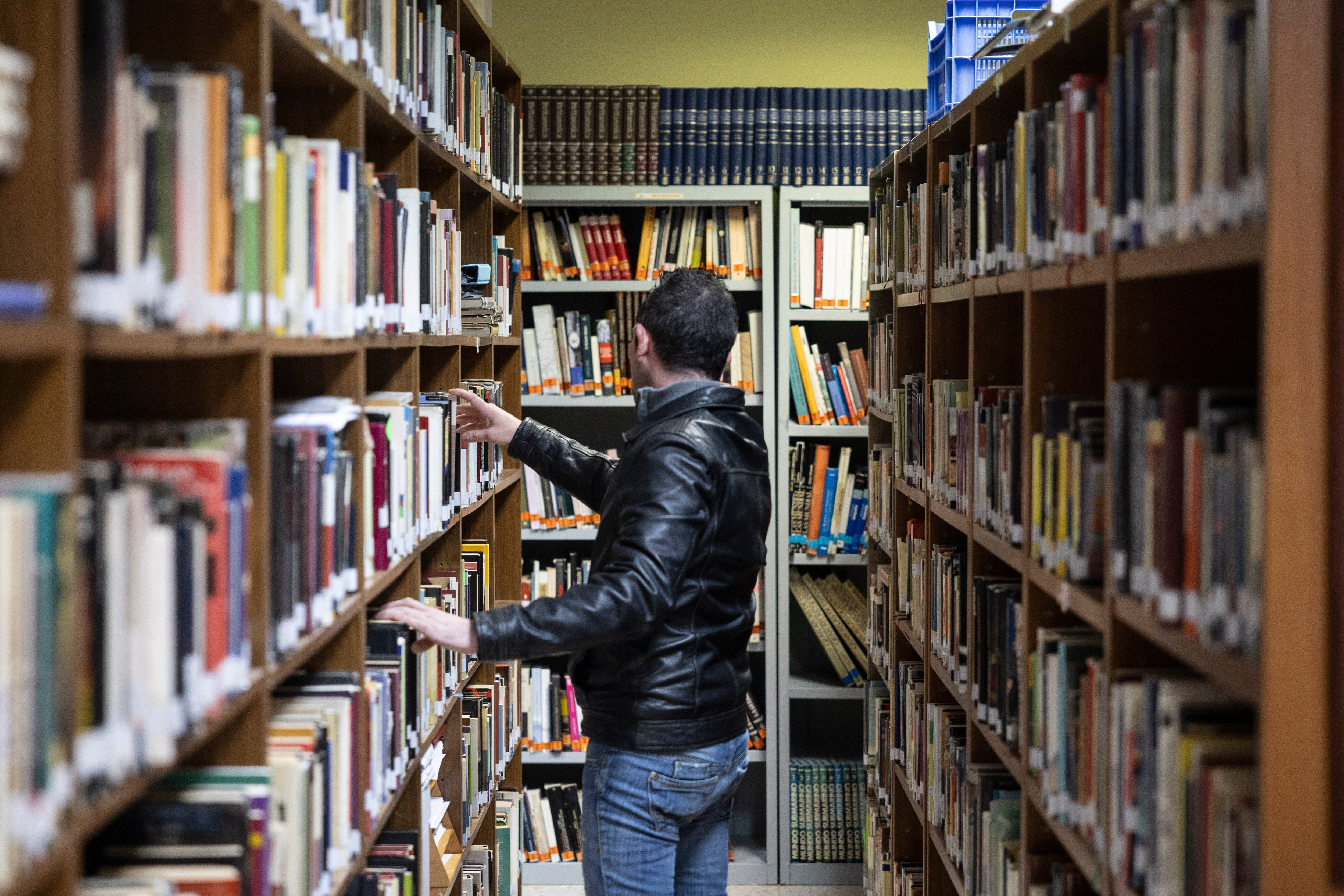Antonio, un preso del centro penitenciario de Zuera (Zaragoza) que está cursando Educación Social en la UNED, en la biblioteca del centro .
