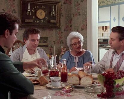 La madre de Martin Scorsese, Catherine Scorsese, cocinera mayúscula, en el rodaje de 'Uno de los nuestros'.