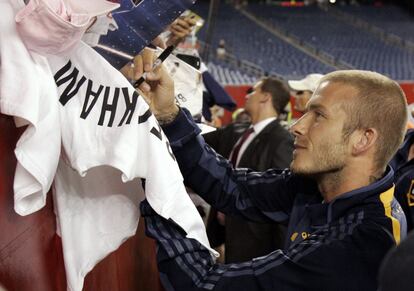 Beckham firma autógrafos al terminar un partido de LA Galaxy en Massachusetts en agosto de 2007.